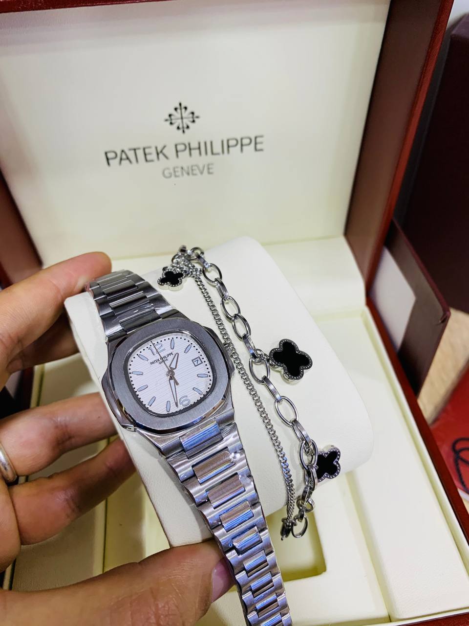 Montre Patek Philippe Fond Blanc Pour Femme