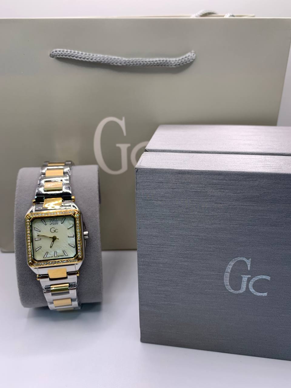 Montre GC Doré et Argenté Y85004FLSWC Pour Femme